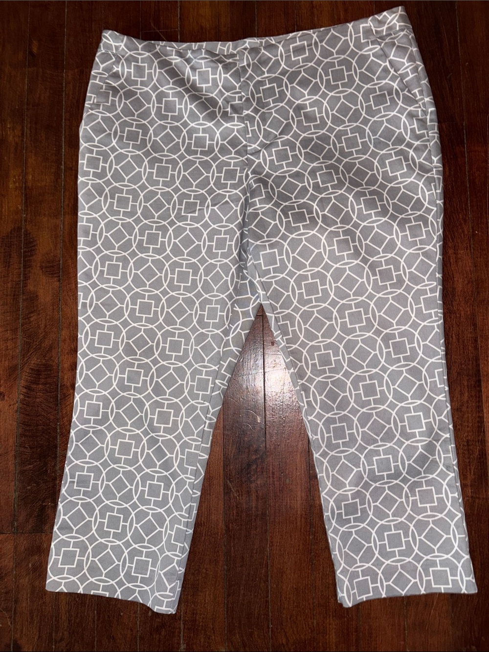 Worthington Gray Geometric Women’s Capris.